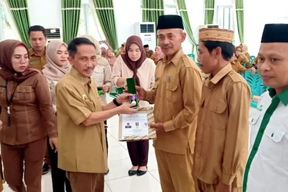 Bupati Gorontalo, Nelson Pomalingo menyerahkan sertifikat dan pin dari Kemendesa kepada pimpinan sembilan desa yang kini masuk kategori mandiri, Senin (8/01/2024) Sumber Foto: Istimewa