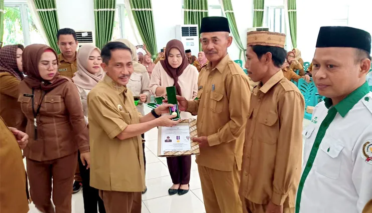 Bupati Gorontalo, Nelson Pomalingo menyerahkan sertifikat dan pin dari Kemendesa kepada pimpinan sembilan desa yang kini masuk kategori mandiri, Senin (8/01/2024) Sumber Foto: Istimewa