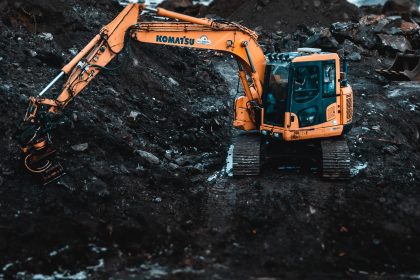 PT SMGP Bantu Warga Desa Perbaiki Aliran Sungai. Sumber: Pexels.com