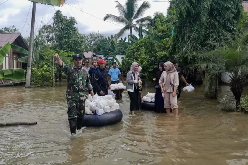 TNI AD Berikan Bantuan Bagi Warga Terdampak Banjir di Desa Masiraan HST Sumber foto: tniad.mil.id