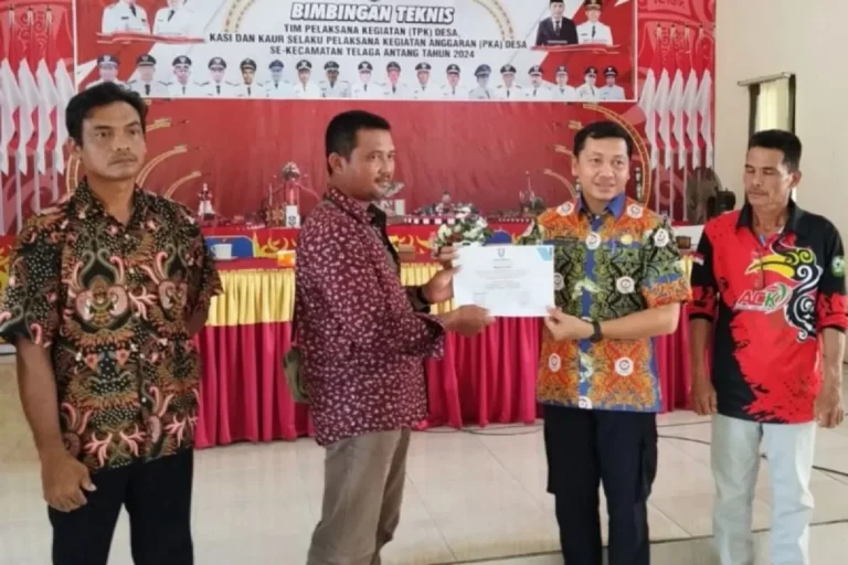 Kepala UKPBJ Kotawaringin Timur Yephi Hartady Periyanto memberikan sertifikat kepada peserta yang mengikuti bimbingan teknis pengadaan barang dan jasa