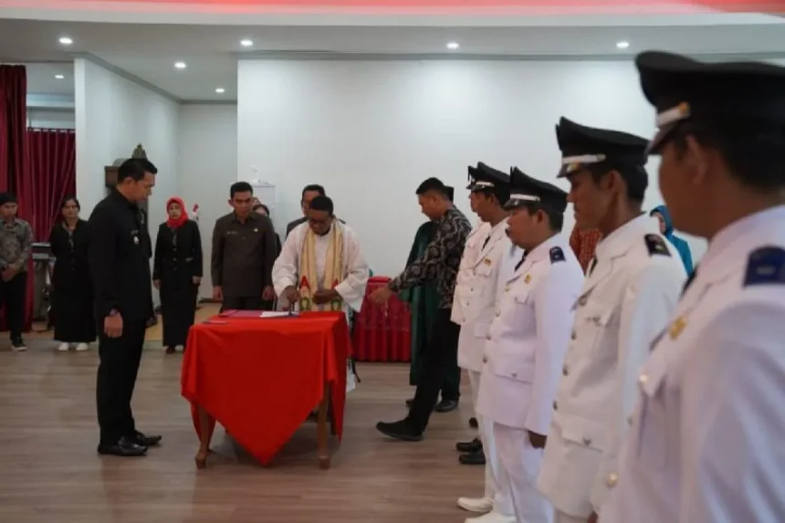 Bupati Kapuas Hulu melantik kepala desa pergantian antar waktu. Sumber foto : setda.kapuashulukab.go.id