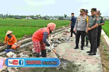 Dandim 0726/Sukoharjo, Letkol Czi Slamet Riyadi, S.E didampingi Kapolres Sukoharjo AKBP Sigit, S.I.K.,M.H. dan Danramil 11/Polokarto Kapten Inf Mustamin, meninjau langsung ke lokasi pelaksanaan kegiatan TMMD di Desa Pranan. Sumber Foto : teropongindonesia news.com