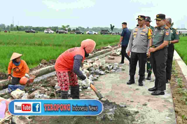 Dandim 0726/Sukoharjo, Letkol Czi Slamet Riyadi, S.E didampingi Kapolres Sukoharjo AKBP Sigit, S.I.K.,M.H. dan Danramil 11/Polokarto Kapten Inf Mustamin, meninjau langsung ke lokasi pelaksanaan kegiatan TMMD di Desa Pranan. Sumber Foto : teropongindonesia news.com