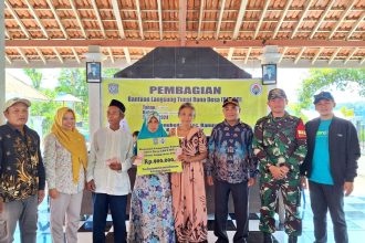 Kades Ranubedali Supriyadi menyerahkan bantuan langsung tunai dana desa (BLT-DD) Sumber Foto : memorandum.disway.id