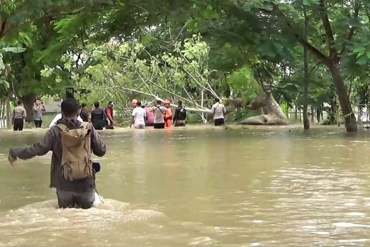 Banjir meredam rumah warga hinga ke area persawahan hingga mengakibatkan gagal panen. Sumber Foto : kompas.com