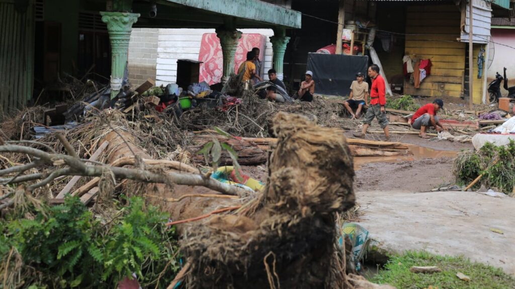 Tim Gabungan SAR melakukan evakuasi 30 orang meninggal dan 6 orang menghilang akibat banjir dan longsor. Sumber Foto: www.viva.co.id