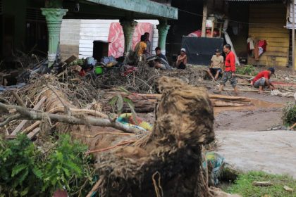 Tim Gabungan SAR melakukan evakuasi 30 orang meninggal dan 6 orang menghilang akibat banjir dan longsor. Sumber Foto: www.viva.co.id