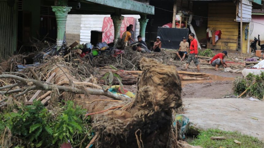 Tim Gabungan SAR melakukan evakuasi 30 orang meninggal dan 6 orang menghilang akibat banjir dan longsor. Sumber Foto: www.viva.co.id