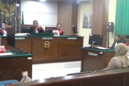 Proses persidangan pemeriksan saksi-saksi dalam kasus pembunuhan terhadap Sekdes Sidonganti, Kecamatan Kerek, Kabupaten Tuban. Sumber Foto : tuban.inews.id