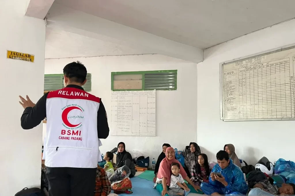 BSMI bergerak melakukan aksi kemanusian terhdap korban banjir bandang di Pesisir Selatan. Sumber foto: https://www.bsmi.or.id/