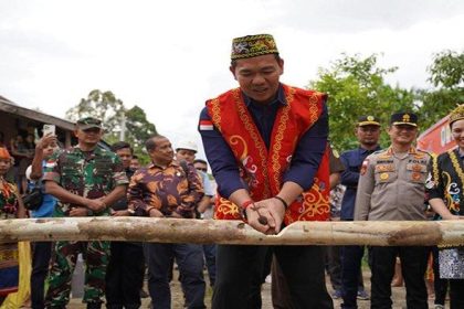 Bupati Kapuas Hulu hadir dalam acara peresmian penyalaan jaringan dengan simbol pemotongan kayu listrik di wilayah Lintas Utara,