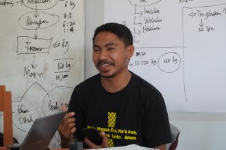 Rino Roja memaparkan progres dan tantangan yang ada di BUM Desa Maju Bersama. Sumber: dokumentasi kolomdesa.com