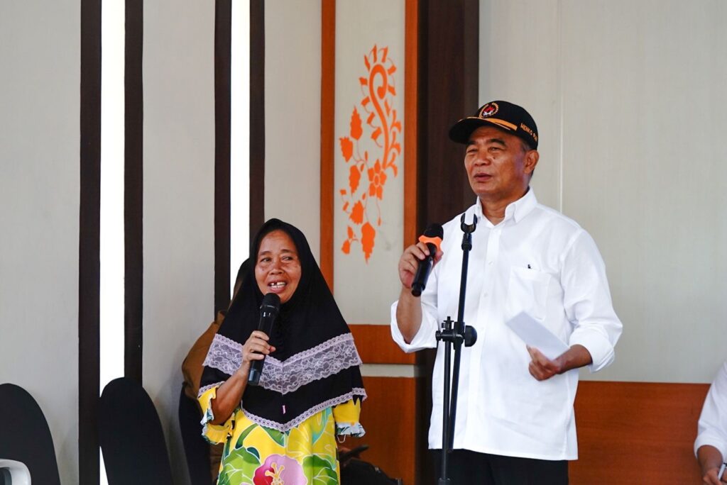 Menko PKM berdialog langsung dengan ibu lansia. Sumber Foto : kemenkopmk.go.id