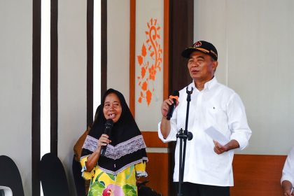 Menko PKM berdialog langsung dengan ibu lansia. Sumber Foto : kemenkopmk.go.id