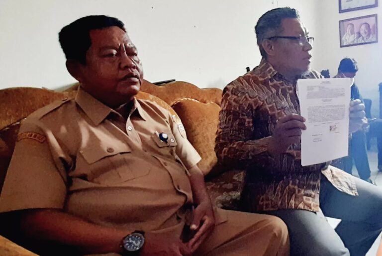 Tri Wiyono (kiri) saat masih menjabat sebagai Kepala Desa Gedongan, Kecamatan Colomadu. Sumber Foto : radarsolo.jawapos.com