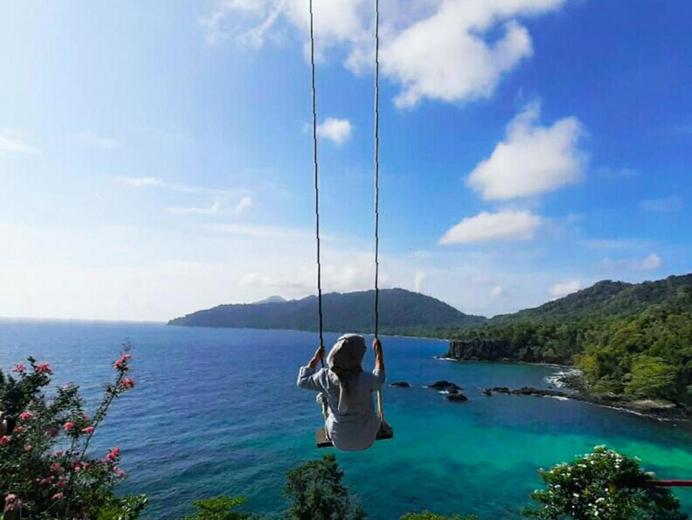 Indahnya Pemandangan Wisata Goa Sarang di Desa Wisata Iboih, Desa Sukamakmue. Sumber foto : Dok. Kemenparekraf.