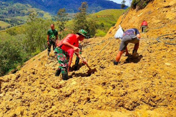 Satgas Yonif 721/Mks Bersama Masyarakat Memperbaiki Jalan Penghubung Dua Distrik yang Longsor Akibat Curah Hujan Tinggi, Sumber Foto: Dok. Pendam XVII/Cenderawasih