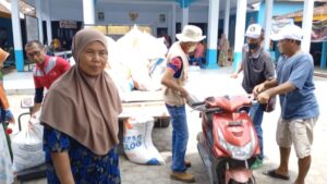 BUMDesma Bumi Puger menggelar operasi pasar murah di Desa Kasiyan Timur, Kecamatan Puger, Kabupaten Jember. Sumber Foto ; mediajember.com