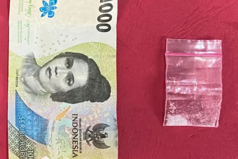 Satu paket sabu berat 0,03 gram dan uang senilai Rp. 1.000 yang disita dari pelaku Sumber