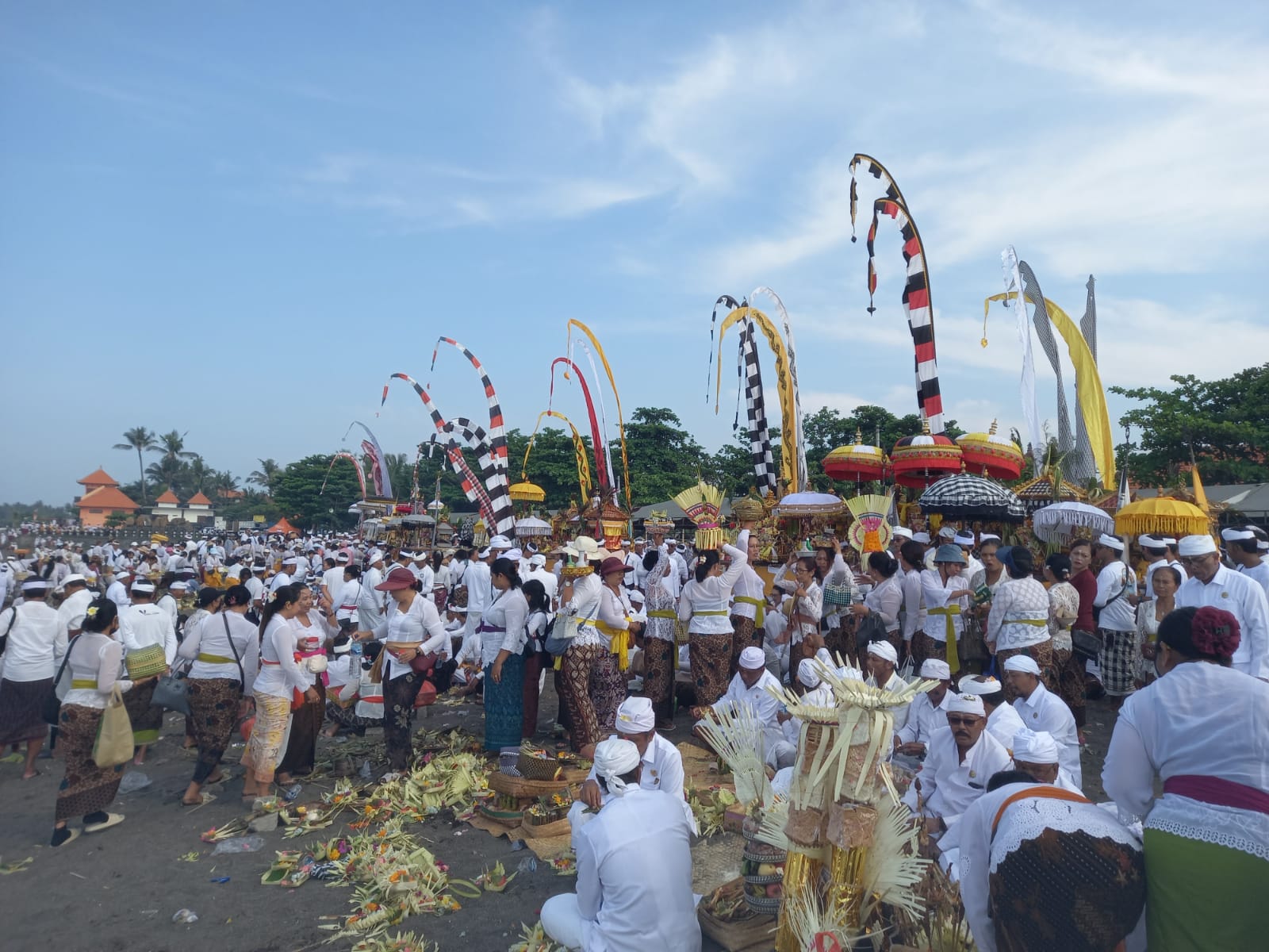 Tradisi Melasti Sebelum Nyepi. Sumber Foto: Twitter Yogi Nala