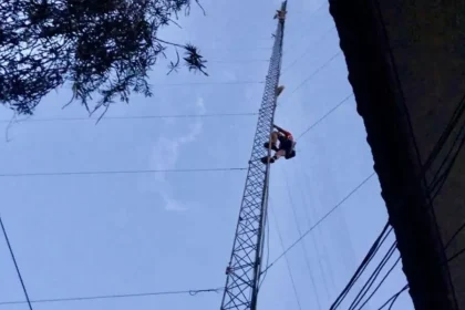 Petugas melakukan pengecekan ulang menara Triangle internet di Balangan Sumber foto: diskominfo.balangankab.go.id