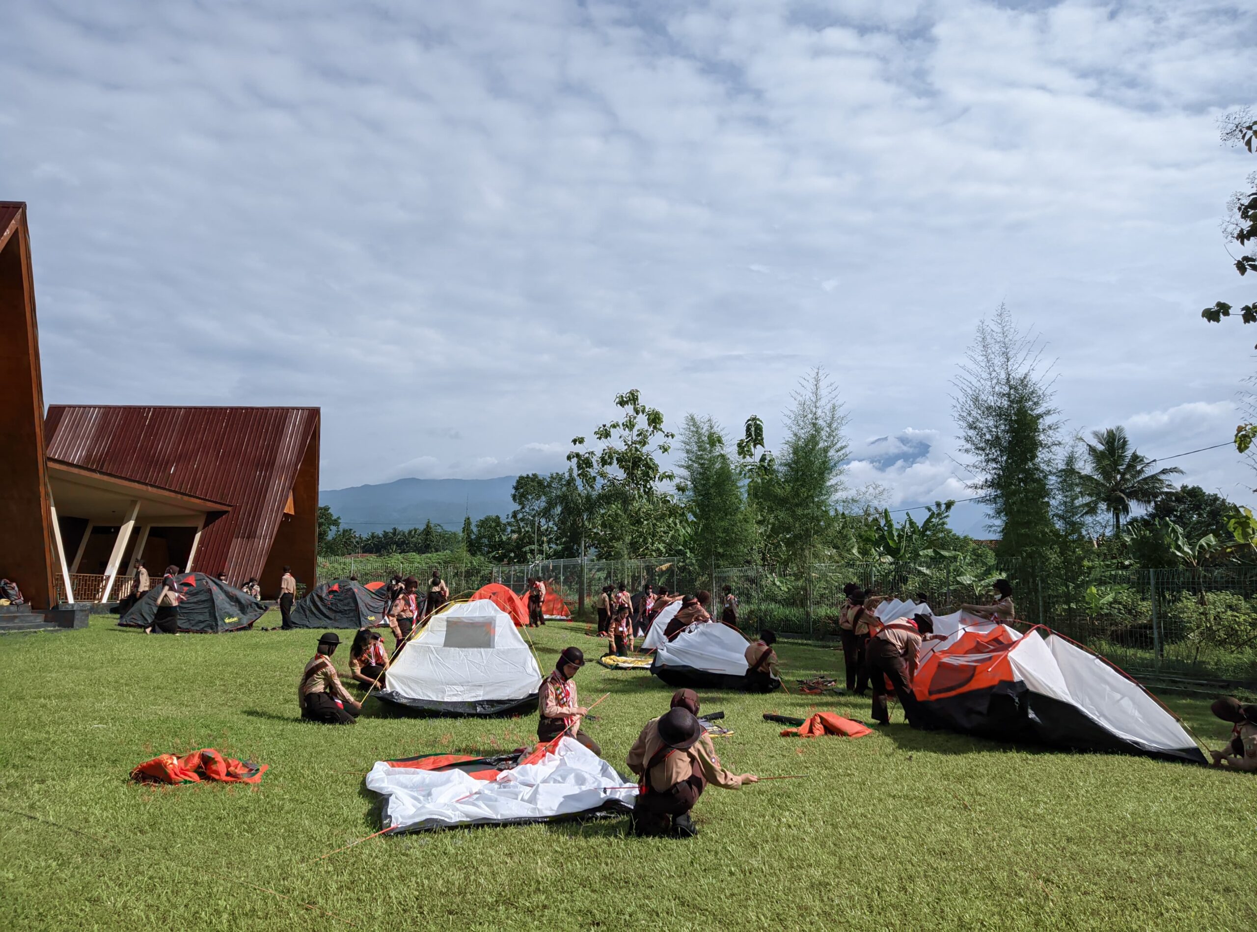 Pemandangan Gunung Slamet terlihat dari Kawasan Outbond Candi. Sumber foto : Dok. Pengelola.