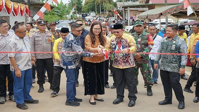 PT IBT Lakukan Aspal Jalan Umum Desa Ring Satu di Wilayah Operasional