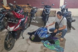 Kepolisian Sektor Kutasari menunjukkan barang bukti berupa 21 helai kain sarung yang diamankan dari 21 remaja. Sumber : antaranews.com