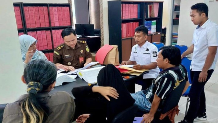 Suasana di Ruang kerja Seksi Kasubsi Pidsus Muhammad Sultoni. Sumber Foto : radarbangsa.co.id