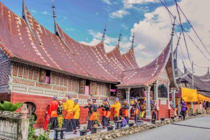 Saribu Rumah Gadang dijadikan daya tarik wisatawan. Sumber foto: travelingyuk.com.