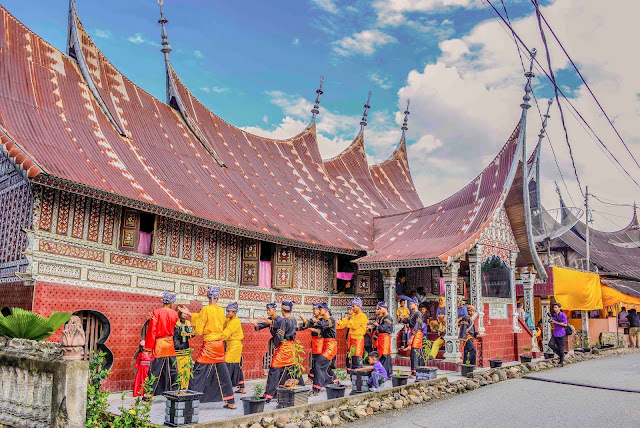 Saribu Rumah Gadang dijadikan daya tarik wisatawan. Sumber foto: travelingyuk.com.