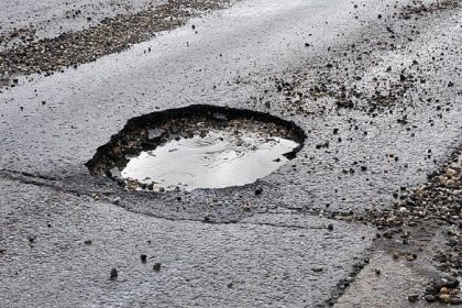 Protes warga akibat jalan rusak yang tidak kunjung diperbaiki. Sumber foto: id.pngtree.com