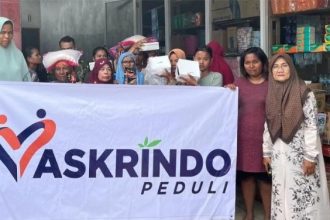Koperasi Wanita Ikaboga bersama Askrindo membagikan bantuan kebutuhan pokok dan paket nasi untuk korban banjir. Sumber foto: sumbar.antaranews.com