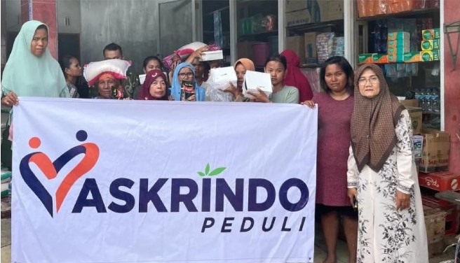 Koperasi Wanita Ikaboga bersama Askrindo membagikan bantuan kebutuhan pokok dan paket nasi untuk korban banjir. Sumber foto: sumbar.antaranews.com