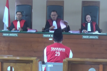 Sidang perdana agenda pembacaan dakwaan, kasus pembunuhan Sekdes Sidonganti Tuban Sumber Foto : iNwes.id