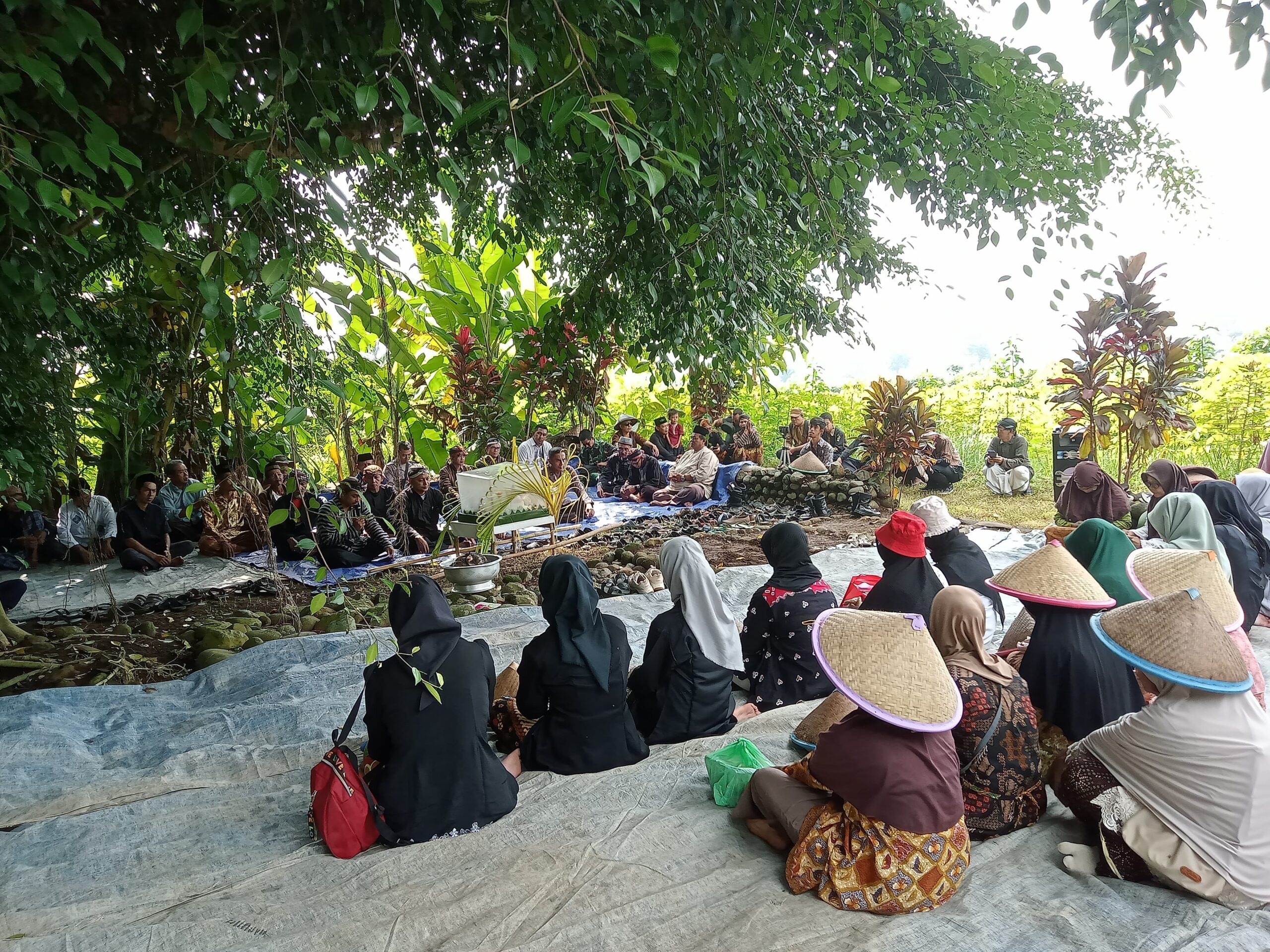 Upacara Sadranan di Kawasan Makam Leluhur yang dilakukan menjelang Bulan Ramadhan. Sumber foto ; Dok. Pengelola.