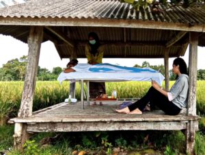 WIsatawan yang lebih berkeliling Desa Wisata Bilebante bisa menikmati sensasi spa di tengah sawah. Sumber Foto: Dok. Kemenparekraf