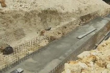 Sungai di Desa Ungasan ditutup beton oleh proyek vila. Sumber foto: Istimewa.