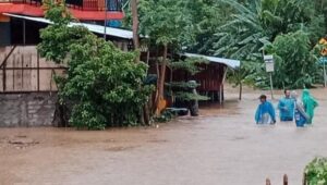 Sejumlah petugas saat melakukan evakuasi akibat banjir yang disebabkan hujan lebat dan sungai meluap. Sumber foto: Istimewa.