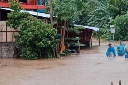 Sejumlah petugas saat melakukan evakuasi akibat banjir yang disebabkan hujan lebat dan sungai meluap. Sumber foto: Istimewa.