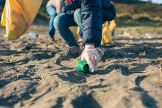 Ilustrasi Membersihkan Sampah di Kawasan Pantai, Sumber Foto: Istoc
