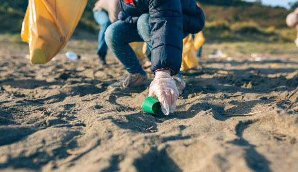 Ilustrasi Membersihkan Sampah di Kawasan Pantai, Sumber Foto: Istoc