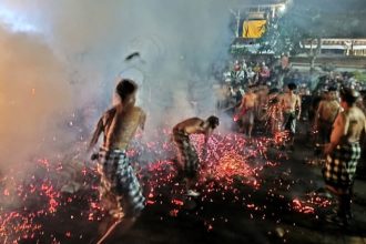 Keterangan foto: desa Nagi gelar siat api sebagai simbolis Netralisir Sumber foto:  Istimewa