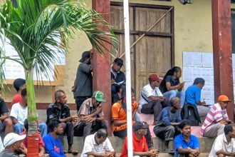 Keterangan: Puluhan warga segel kantor Desa Tenawahang Sumber foto: istimewa