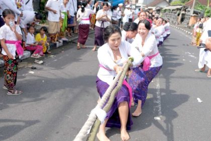 Keterangan: Puluhan warga ramaikan hiburan Mbed-mbedan Sumber foto: Istimewa