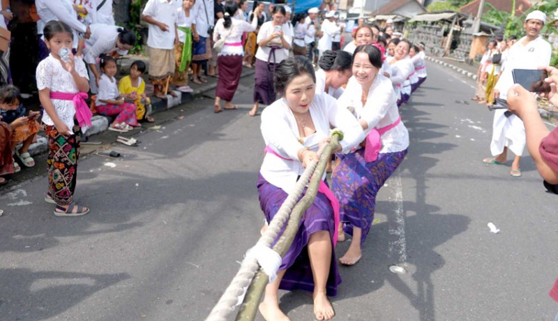 Keterangan: Puluhan warga ramaikan hiburan Mbed-mbedan Sumber foto: Istimewa