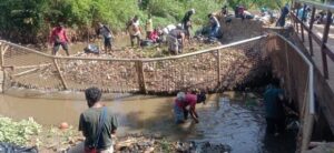 Warga Membersihkan Sampah di Lembah, Sumber Foto: Dok. Suara Papua