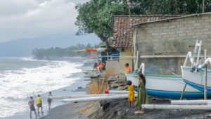 Keterangan : Belasan rumah warga rusak dan 30 KK terpaksa mengungsi akibat terdampak abrasi pantai Sumber foto : Istimewa