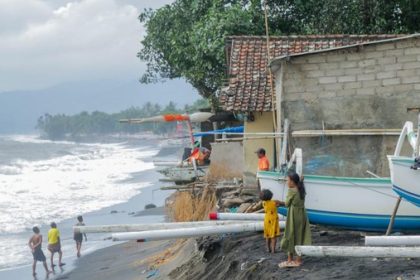 Keterangan : Belasan rumah warga rusak dan 30 KK terpaksa mengungsi akibat terdampak abrasi pantai Sumber foto : Istimewa